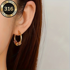 Boucles d'oreilles européennes et américaines à clip torsadé avec perles, tendance, style Joker, pour femmes, en acier inoxydable plaqué or 18 carats - Product Image 1