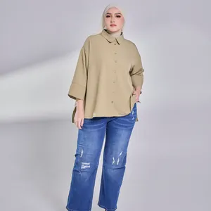 Chemisier pour femme à épaules tombantes, olive chiné, coupe asymétrique, modeste, avec fente latérale et ouverture boutonnée, fabriqué en Malaisie - Product Image 3