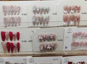 Ensemble de faux ongles minimalistes de luxe faits à la main, ongles amande français nude et noirs avec ligne ondulée dessinée à la main - Product Image 6