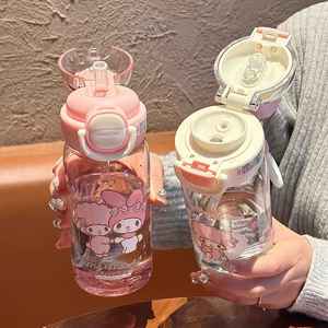 ขวดน้ำพลาสติก Zuo Mu Kuromi 600 มล. พร้อมหลอดและสายสะพายสำหรับเด็ก ใช้สำหรับโรงเรียน ปลอดสาร BPA - Product Image 2