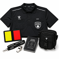 Kit d'arbitrage de futsal personnalisé avec polo d'arbitre, porte-cartes, sifflet, cordon, carnet de scores et pochette utilitaire