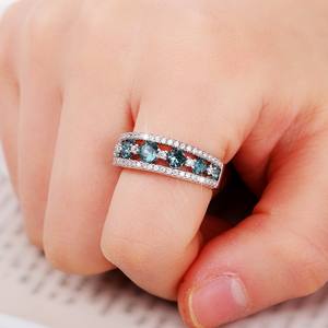 Anillo de eternidad de oro blanco para mujer Q152 con zafiro redondo y diamantes engastados en canal para compromiso - Product Image 5