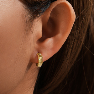 CANNER Pendientes de Aro Geométricos de Plata de Ley 925 al 100% al por Mayor, 10mm, con Zirconia 5A, Aros Gruesos Huggies, Hipoalergénicos - Product Image 4