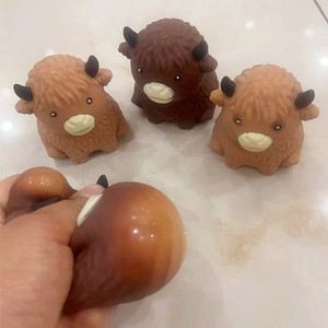 Jouet à presser et à calisser pour enfants, Vache des Highlands écossaise, Gadget anti-stress à la maltose, Jouet de décompression pour la paume de la main - Product Image 3