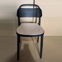 Chaise de salle à manger moderne d'extérieur en plastique PP imperméable avec dossier ajouré motif soleil, empilable pour café et terrasse