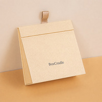 Boîte cadeau magnétique créative en forme de livre triangulaire biseauté avec poignée en ruban, design pliable, impression offset pour bijoux et montres