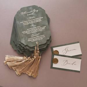 Individuell Geprägte Initialen Hardcover Luxus Umweltfreundliche Salbeigrüne Papier-Samt-Einladungskarten Menükarten Hochzeitseinladungen - Product Image 1