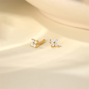 Boucle d'oreille piercing barbell classique en or 18 carats et argent sterling S925, avec trèfle à trois zircons et double extrémité incurvée à filetage interne - Product Image 3
