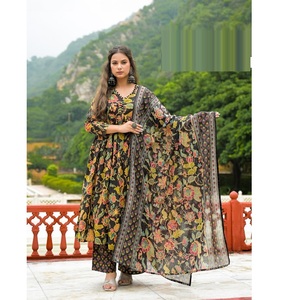 Robe traditionnelle élégante en coton pour femmes avec des motifs complexes, tissu doux, design pour tous les jours, fête, tenue de fête, Inde, toutes saisons - Product Image 2