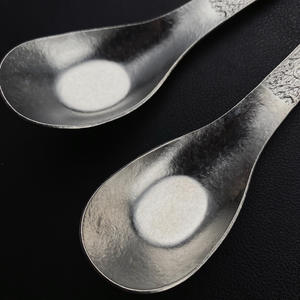 Cuchara de titanio puro con cuerpo recto y patrón de flor de hielo cristalizado para comida de bebé, uso doméstico y en restaurantes. - Product Image 3