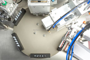 Machine de remplissage et de scellage ultrasonique semi-automatique Yunqingtech pour tubes et flacons de 0,3 ml à 10 ml, avec moteur pneumatique, pour produits chimiques - Product Image 5