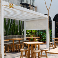 Pergola bioclimatique motorisée en aluminium avec toit ouvrant blanc et rideaux latéraux à fermeture éclair pour café extérieur moderne, protection solaire