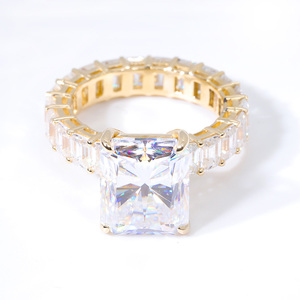 Anillo Clásico Personalizado de Oro Amarillo de 14k con Corte Esmeralda, Diamante Moissanita VVS de <span class=keywords><strong>8ct</strong></span>, Anillo Completo con Incrustaciones de Diamantes para Regalo de Joyería - Product Image 2