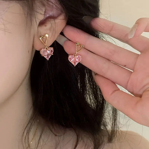 Orecchini a perno a forma di cuore rosa dolce per donna, accessori alla moda per l'uso quotidiano, per outfit casual e come regalo - Product Image 4