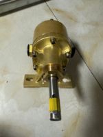 Moteur électrique haute pression conduisant la pompe à engrenages de surpression de machine de colle en laiton liquide visqueux