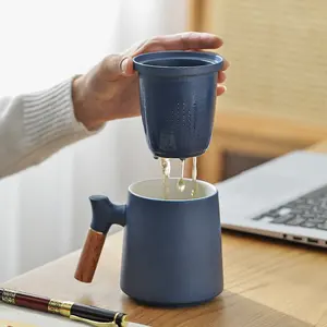 Tasse en poterie noire peinte à la main populaire tasse en céramique de séparation d'eau de thé de grande capacité avec couvercle et poignée en bois