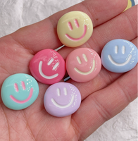 100 PIÈCES/SAC Breloques en résine visage souriant jaunes, rouges, bruns, bleus, pêche, violets pour slime, coques de téléphone, porte-clés, décoration artisanale DIY