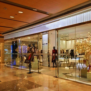 Solution moderne pour vitrine de magasin de vêtements avec accessoires en acrylique haute transparence et fixations en verre - Product Image 3