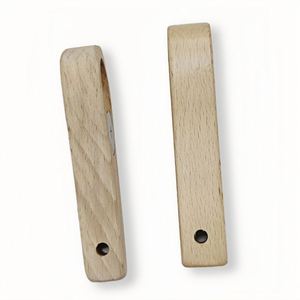 Ouvre-bouteille en bois de hêtre naturel avec logo personnalisé intégré sur disque métallique - Product Image 3