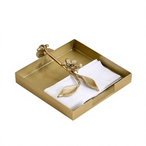 Panier à serviettes en métal doré finition or avec gravures florales, ajoutant une touche de beauté aux espaces repas et à la décoration intérieure. - Product Image 1