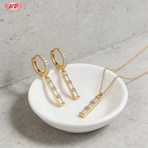 Ensemble collier et boucles d'oreilles en zircon baguette plaqué or 18 carats pour femme, idéal pour mariage, fiançailles, usage quotidien, soirée ou bureau - Product Image 6