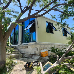 Panel de sándwich a prueba de huracanes, casa contenedora expandible de fachada de vidrio portátil personalizada de 20 pies con 2 dormitorios, 1 baño - Product Image 1