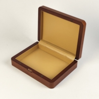 Boîte à chocolats rectangulaire en bois avec couvercle gravé au laser, doublure en PU, logo personnalisé pour l'emballage de cadeaux de dessert du Ramadan et de l'Aïd au Moyen-Orient