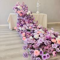 Grande quantité de couronnes romantiques violettes pour la décoration de mariage, avec des fleurs de table réalistes et oniriques.