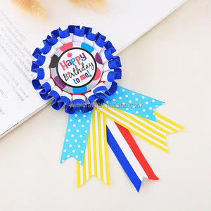 Spilla Distintiva Rotonda Personalizzata HLC con Rosetta Blu in Nastro di Raso e Scritta 'Happy Birthday to Me', Gadget per Feste, Spilla Decorativa - Product Image 2