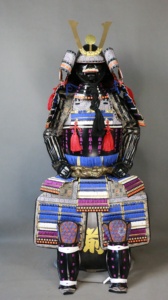 Armure Yoroi japonaise traditionnelle artisanale avec lacets en soie complexes, tenue de guerrier noire avec casque doré - Product Image 3