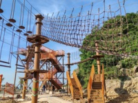 Parc d'aventure en plein air passionnant, équipement de divertissement, parcours de cordes avec une capacité de 100 kg