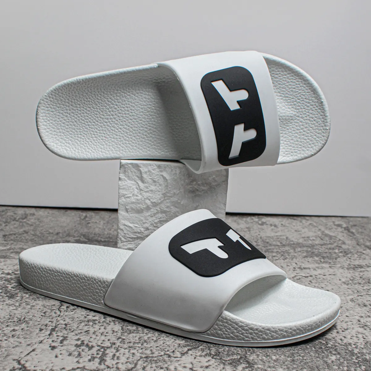 Kustomisasi sandal jepit disesuaikan dicetak 3d mengangkat timbul logo sandal alas kaki custom slide desainer sandal untuk pria