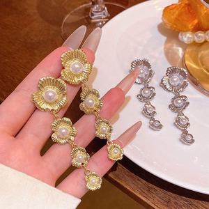 Boucles d'oreilles clous rétro françaises plissées à fleurs, style européen et américain, plaqué or, alliage de zinc, diamant, pour soirée, vente en gros - Product Image 3