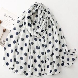 Écharpe longue à pois vintage de style français pour femme, douce et agréable pour la peau, en polyester, toutes saisons, châle décoratif, accessoire de transport quotidien - Product Image 2