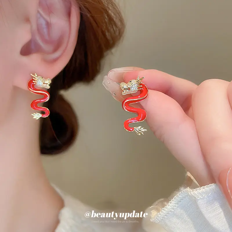 2024 prodotti cinesi gioielli in rame unici orecchini a bottone con disegno di drago rosso