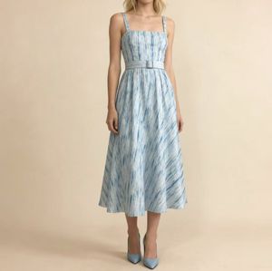 TREATBEST ALBBIA018 Robe midi d'été pour femmes, col carré, bretelles spaghetti, imprimé à rayures verticales dégradées, base bleu clair - Product Image 1