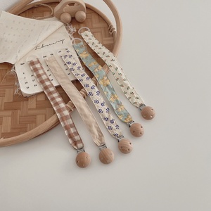 Vendita calda fatta a mano in cotone organico in legno massaggiagengive floreale portacuccio con catena a Clip per neonati - Product Image 1