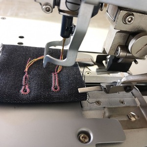 Máquina ojaladora de cabezal redondo ZY9820, de una aguja, semiautomática y computarizada, para coser ojales en puños. - Product Image 1