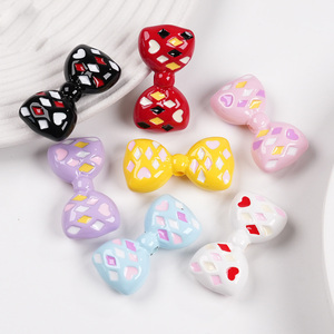 <span class=keywords><strong>Perles</strong></span> acryliques émaillées 35x15mm en forme d'éléments de poker et de nœuds de clown pour la fabrication de chaînes de téléphone et de bracelets (vente en gros) - Product Image 1
