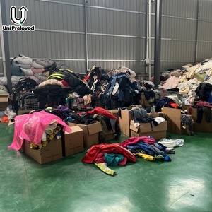 F1 Ingrosso Abbigliamento Usato in Balle, Vestiti di Seconda Mano, T-Shirt, Giacche, Pantaloni, Felpe Firmate, Ordine all'Ingrosso - Product Image 4