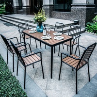 Ensemble de tables et chaises de jardin de style américain en métal avec structure en fer, idéal pour les petites cours et les salons de thé.