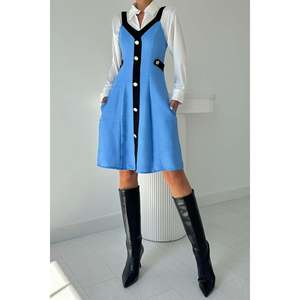 Robe de cocktail bleue et noire à bretelles avec poches décoratives, vente en gros - Product Image 2