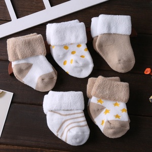 Nouvel ensemble de chaussettes pour bébé fille, motif rayé doux, amusant et mignon, en coton biologique, idéal pour l'hiver - Product Image 3