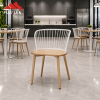 Chaise de café en métal OEM de haute qualité sur mesure avec finition imitation bois pour les projets de cafés, de restaurants rapide et de cantines