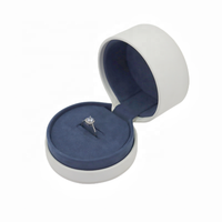 Boîte à bijoux en cuir PU noir de luxe à motif carré et forme ronde avec logo personnalisé pour l'emballage de bijoux, bagues et colliers