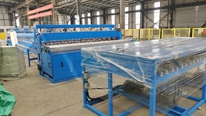 Machine de fabrication de panneaux de grillage pour cages à poulets et gabions soudés par PLC, vente directe usine - Product Image 2