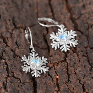 Boucles d'oreilles pendantes florales en forme de flocon de neige en pierre de lune simulée pour femme, bijoux romantiques pour les fêtes - Product Image 3