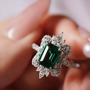 Anello di fidanzamento da donna con smeraldo quadrato a forma di principessa, gioiello da dito con corona floreale - Product Image 5