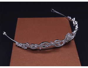 Diadème de <span class=keywords><strong>Mariée</strong></span> Rose d'Inspiration Vintage, Bandeau Minimaliste en Strass, Bijou de Cheveux Délicat à Motifs Floraux, pour Chignons Romantiques et Tenues de Bal - Product Image 6