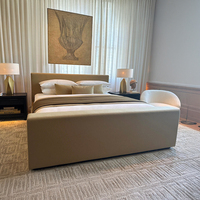 Lit plateforme RH MODENA en chêne massif avec panneau en tissu, pied de lit, taille King/Queen, rembourrage personnalisable, lit traditionnel moelleux, blanc
